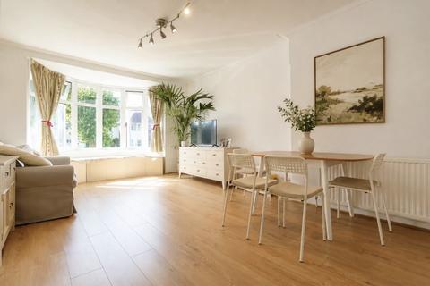3 bedroom flat for sale, Ashbourne Avenue, London NW11
