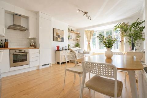 3 bedroom flat for sale, Ashbourne Avenue, London NW11
