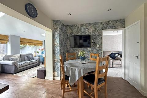 4 bedroom semi-detached house for sale, Drayton Gardens, Sutton Farm, Shrewsbury