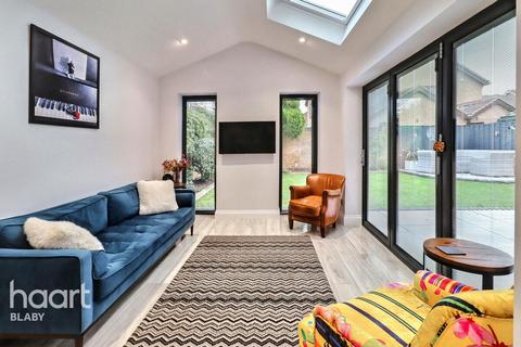 4 bedroom detached house for sale, Charles Way, Leicester