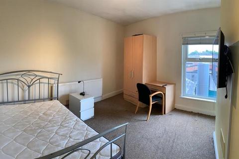 4 bedroom flat to rent, 331a Wilmslow Road, Manchester M14