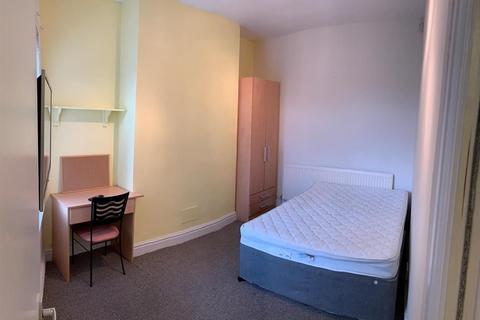 4 bedroom flat to rent, 331a Wilmslow Road, Manchester M14