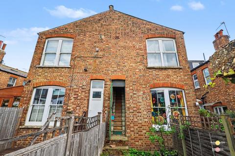 3 bedroom maisonette for sale, Sedgemere Avenue, London N2
