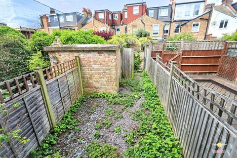 3 bedroom maisonette for sale, Sedgemere Avenue, London N2