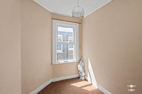 3 bedroom maisonette for sale, Sedgemere Avenue, London N2