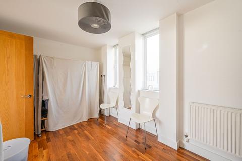 3 bedroom flat for sale, Barrier Point Road, Royal Docks, London, E16