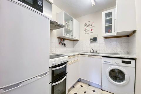 Studio to rent, Amberley Way, Uxbridge, UB10