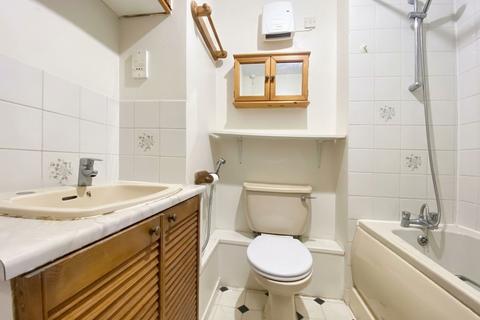 Studio to rent, Amberley Way, Uxbridge, UB10