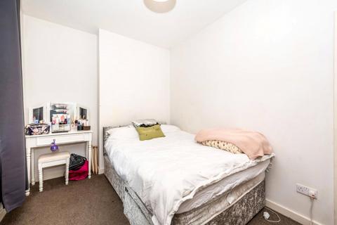 1 bedroom flat to rent, East Street, Epsom, KT17