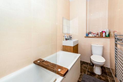 1 bedroom flat to rent, East Street, Epsom, KT17