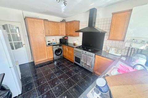 4 bedroom semi-detached house to rent, Wadhurst Road, Birmingham, B17