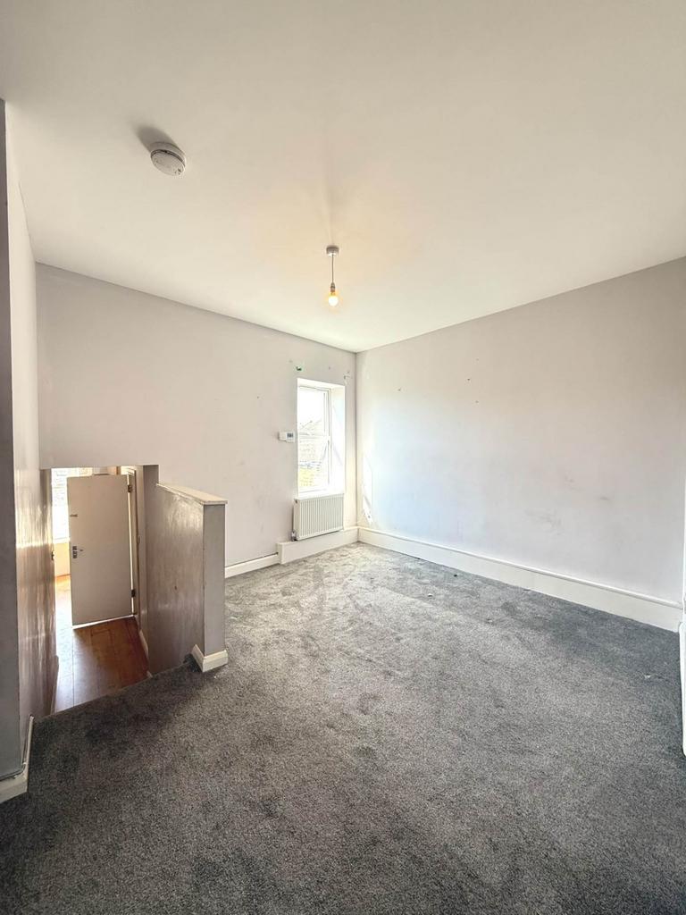 Apartment in Southall - View 3