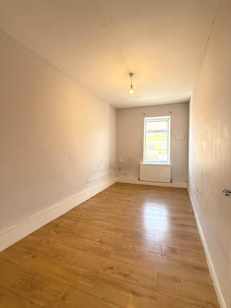 Apartment in Southall - View 4
