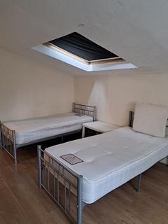 2 bedroom flat to rent, Osterley Park Road, Southall