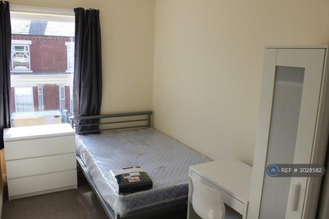 3 bedroom terraced house to rent, Arnside Street, Manchester, M14