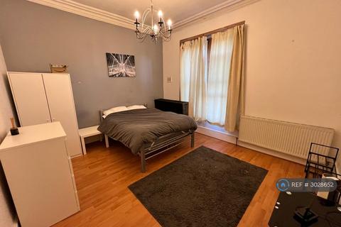 1 bedroom in a house share to rent, Nottingham Road, London, CR2
