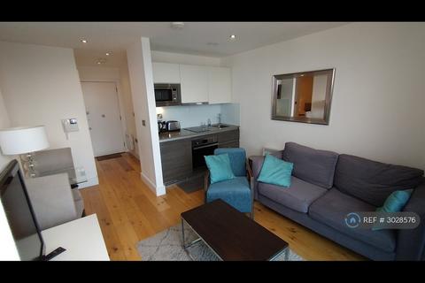 Studio to rent, Station Road, Hayes, UB3