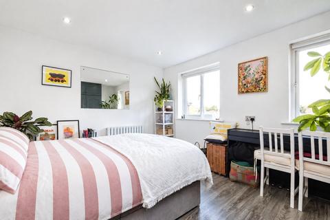 1 bedroom flat for sale, Latimer Drive, Hornchurch, RM12