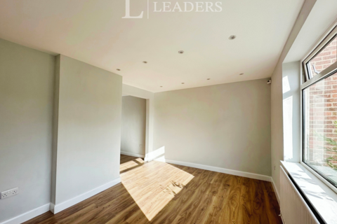 3 bedroom semi-detached house to rent, Davenport Road, LE5