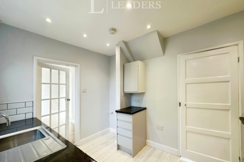 3 bedroom semi-detached house to rent, Davenport Road, LE5
