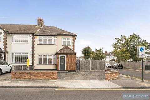 3 bedroom end of terrace house for sale, Stanley Avenue, Gidea Park