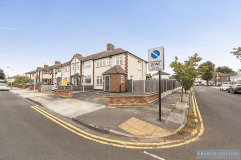 3 bedroom end of terrace house for sale, Stanley Avenue, Gidea Park