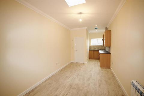 2 bedroom flat to rent, London Road, Teynham, Sittingbourne, Kent