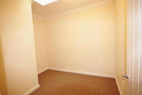 2 bedroom flat to rent, London Road, Teynham, Sittingbourne, Kent