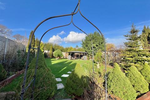 3 bedroom detached bungalow for sale, Foxes Grove, Hutton, Brentwood
