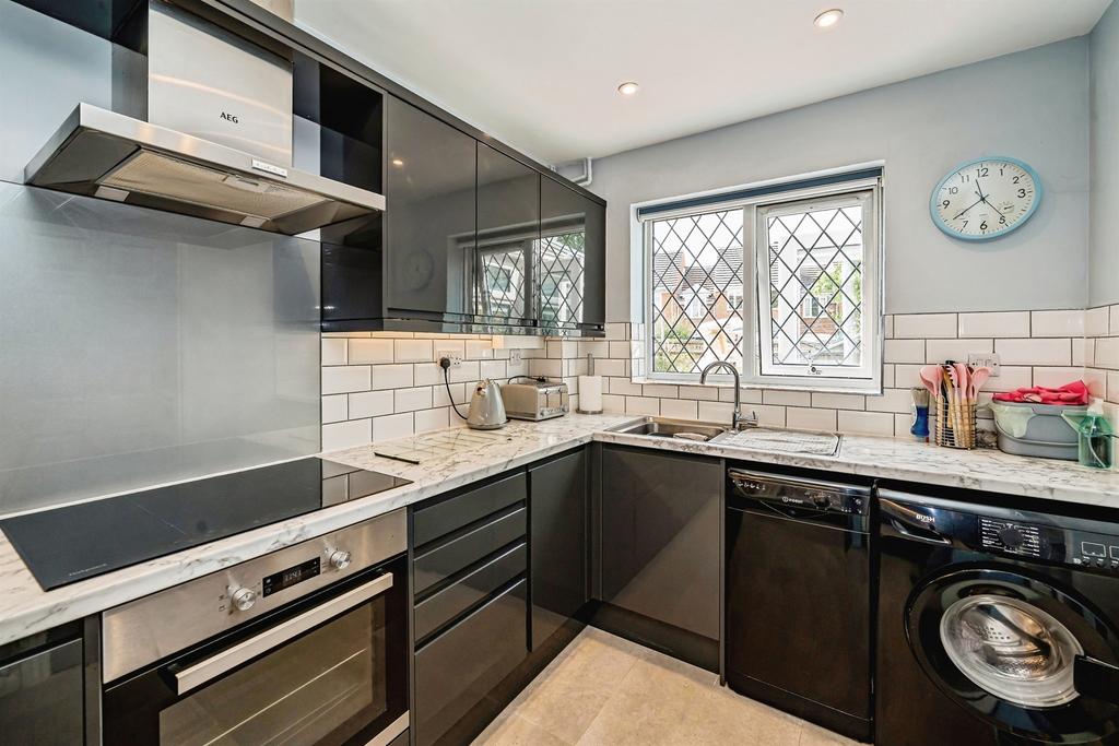 House in Aylesbury, Watermead - View 2