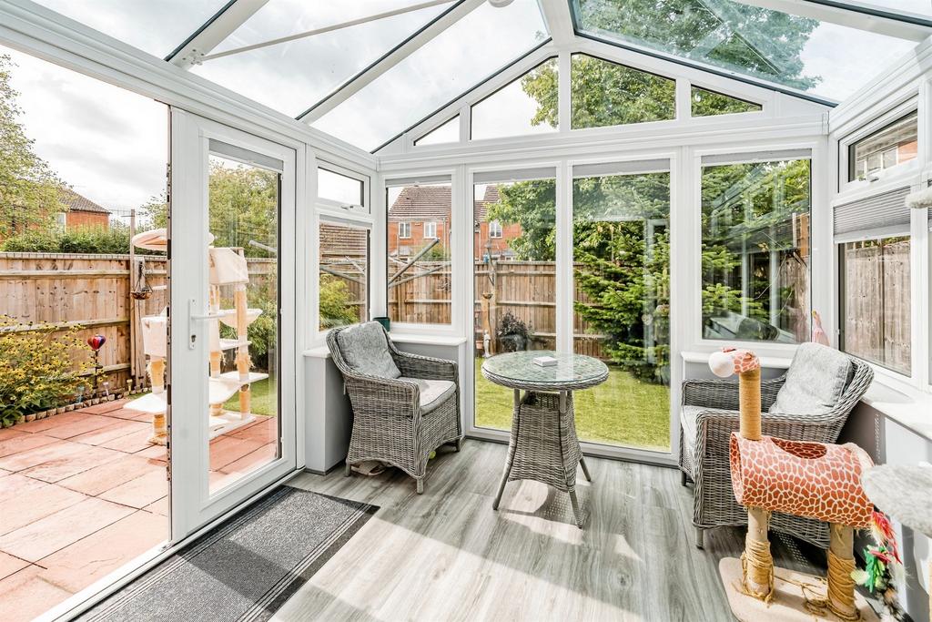 House in Aylesbury, Watermead - More