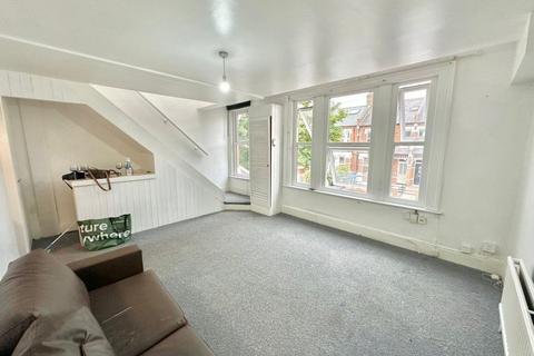 2 bedroom flat to rent, Hardwicke Road, Palmers Green