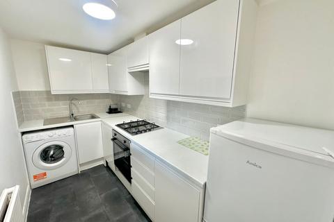 2 bedroom flat to rent, Hardwicke Road, Palmers Green
