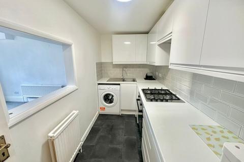 2 bedroom flat to rent, Hardwicke Road, Palmers Green