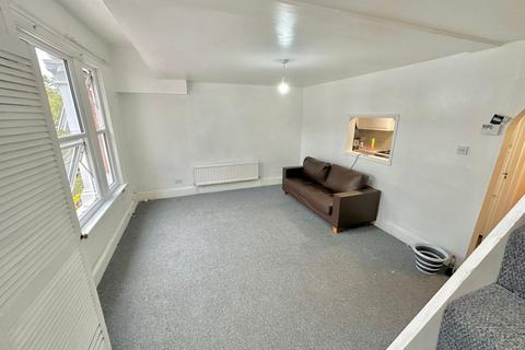 2 bedroom flat to rent, Hardwicke Road, Palmers Green