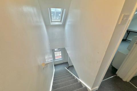 2 bedroom flat to rent, Hardwicke Road, Palmers Green