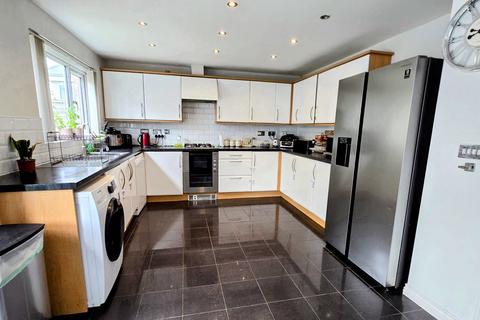4 bedroom house to rent, Ainsbrook Avenue, Manchester, M9