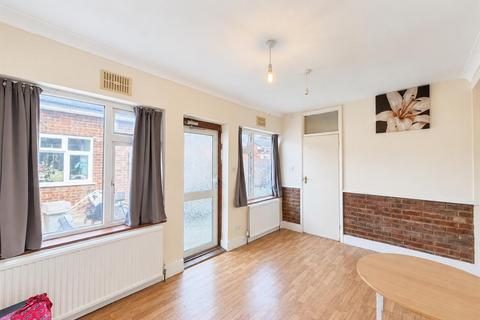 3 bedroom end of terrace house to rent, Beaconsfield Road, Southall UB1