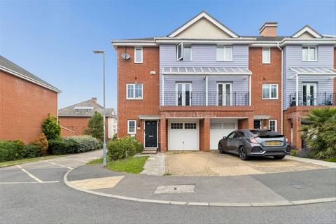 4 bedroom flat to rent, Flowers Avenue, Ruislip HA4