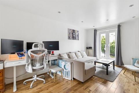 4 bedroom flat to rent, Flowers Avenue, Ruislip HA4