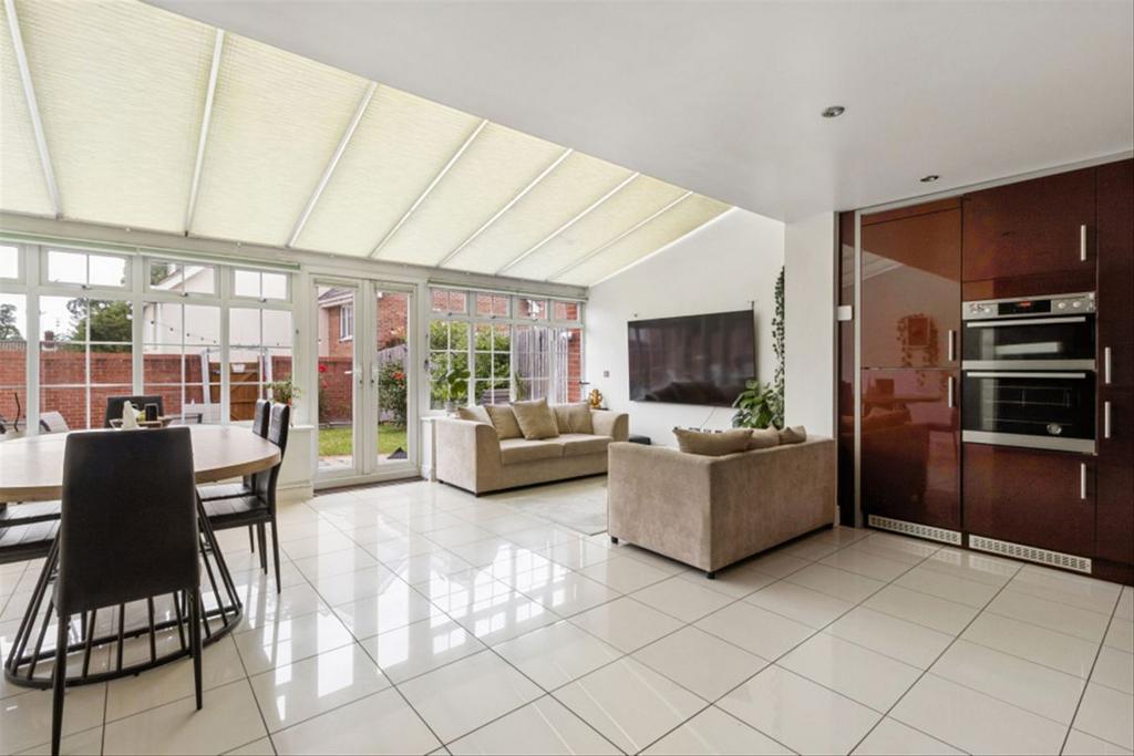 Apartment in Ruislip - View 4