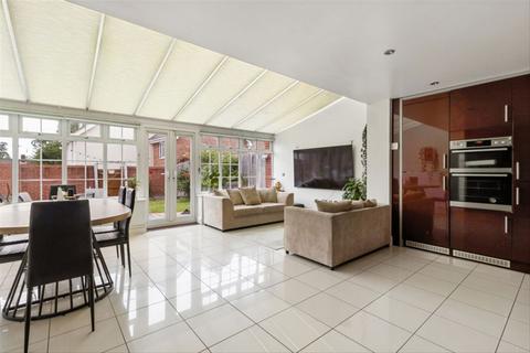 4 bedroom flat to rent, Flowers Avenue, Ruislip HA4
