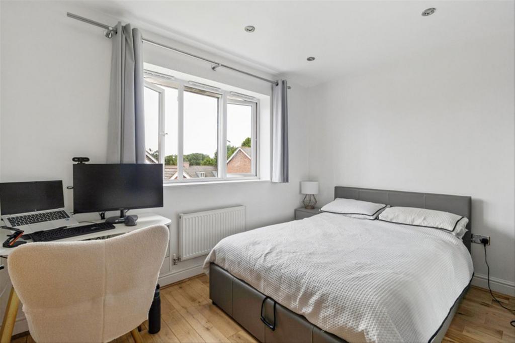 Apartment in Ruislip - View 5