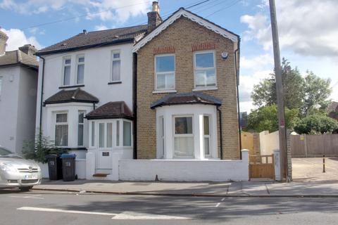 3 bedroom detached house to rent, Keens Road, Croydon CR0