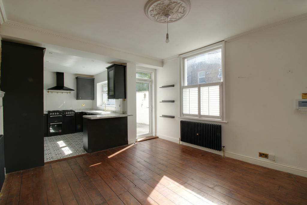 House in London, Waddon - More