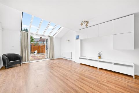 2 bedroom house for sale, Craigen Gardens, Ilford