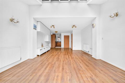 2 bedroom house for sale, Craigen Gardens, Ilford