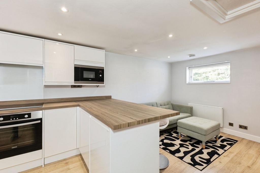 Apartment in Reading - View 4