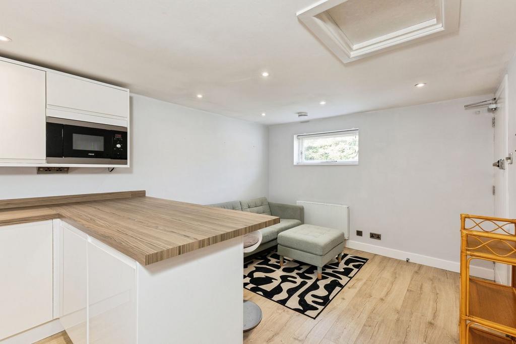 Apartment in Reading - View 5