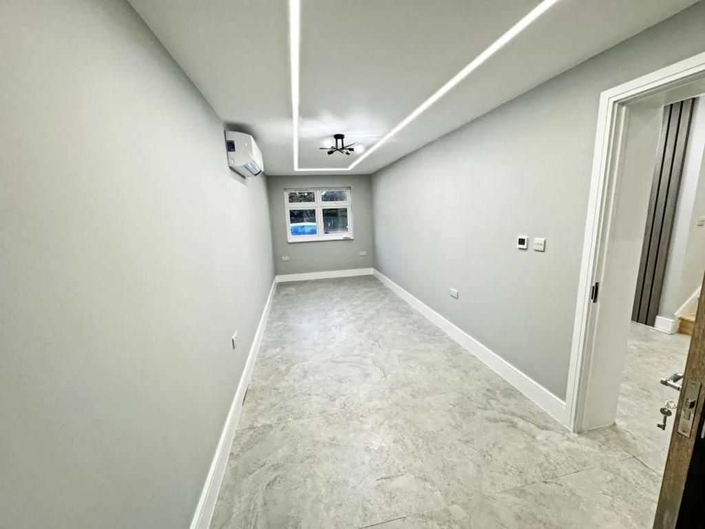 House in UXBRIDGE - View 4